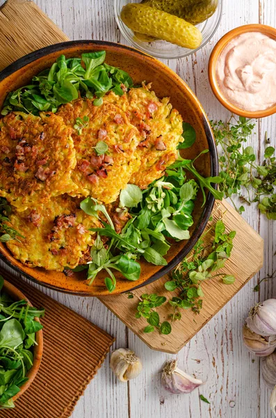 Panqueques de patata, ensalada deliciosa —  Fotos de Stock