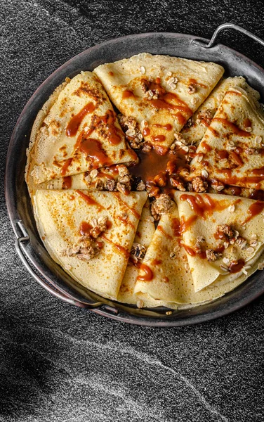 Karamel crêpes met granola — Stockfoto