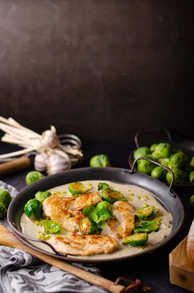 Grilled chicken with garlic cream — 스톡 사진