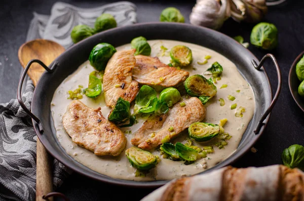 Frango grelhado com creme de alho — Fotografia de Stock