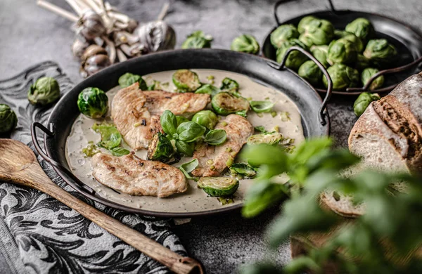 Gegrilde kip met knoflookroom — Stockfoto