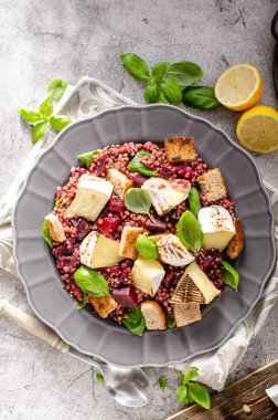 Kızarmış balık ve salata.