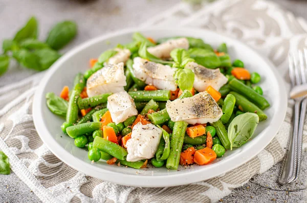 Fresh salad with roasted fish — Stock Photo, Image