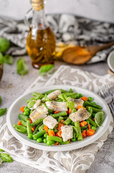 Fresh salad with roasted fish — Stock Photo, Image