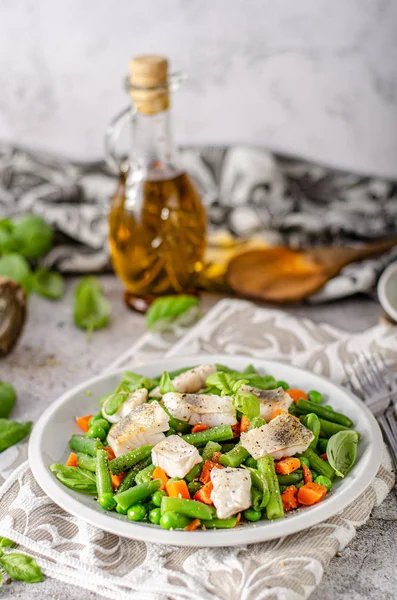 Fresh salad with roasted fish — 스톡 사진