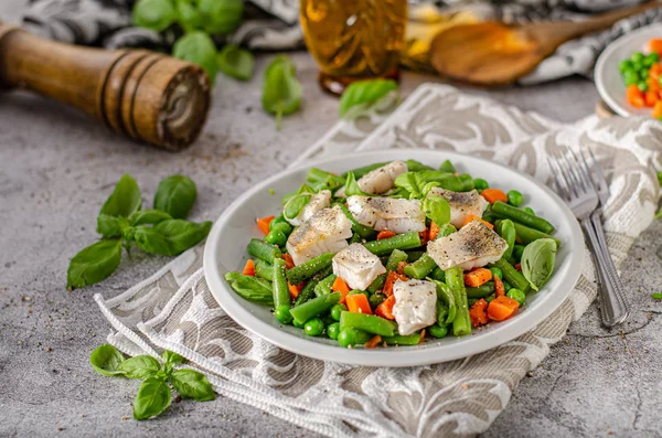 Ensalada fresca con pescado asado — Foto de Stock