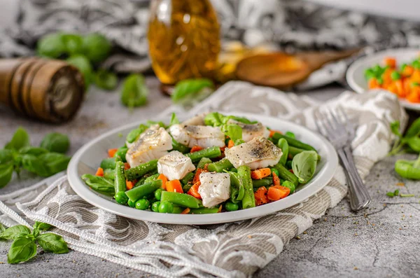 Verse salade met geroosterde vis — Stockfoto