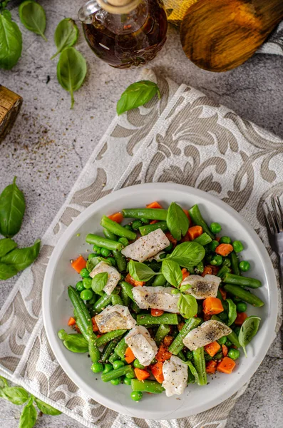 Fresh salad with roasted fish — Stock Photo, Image