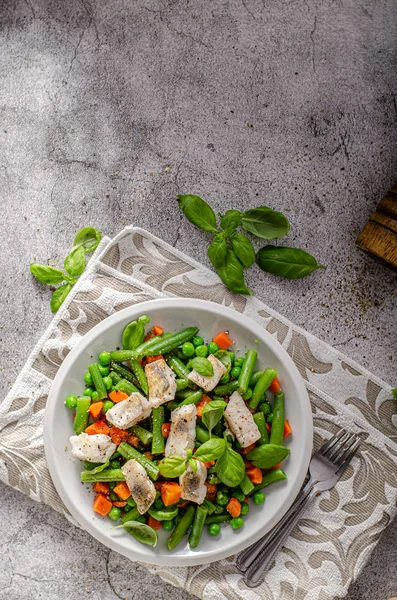 Fresh salad with roasted fish — Stock Photo, Image