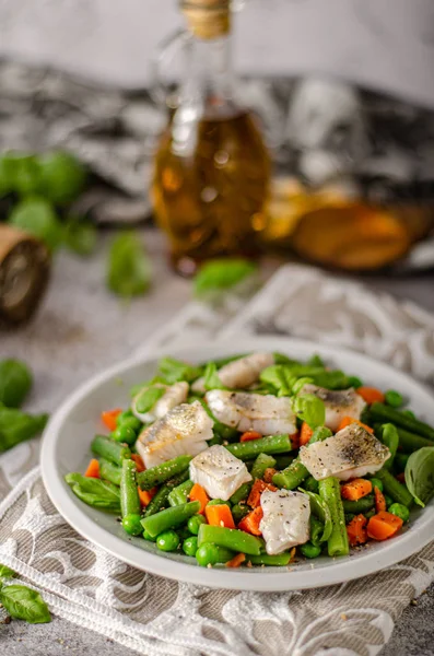 Fresh salad with roasted fish — Stock Photo, Image