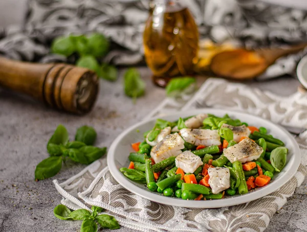 Fresh salad with roasted fish — Stock Photo, Image