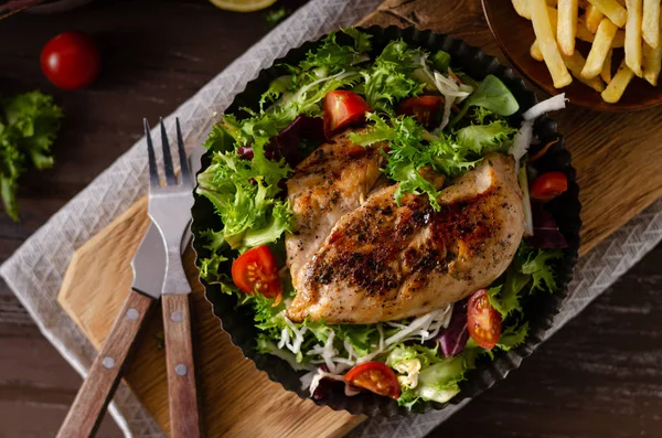 Grilled chicken with fresh salad — Stock Photo, Image