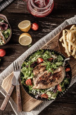 Izgara tavuk ve taze salata.