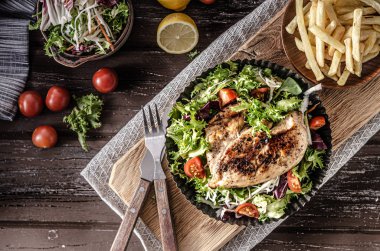Izgara tavuk ve taze salata.