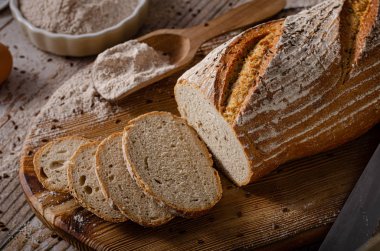 Ev yapımı caraway ekmeği.