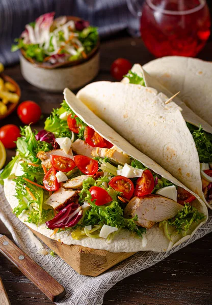 Frango tortilha com batatas fritas — Fotografia de Stock