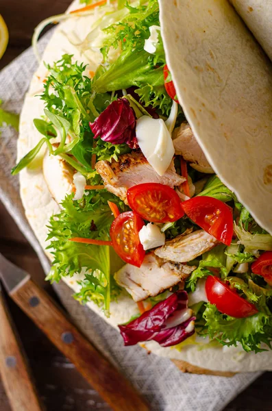 Tortilla de pollo con papas fritas — Foto de Stock