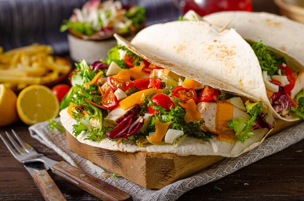 Tortilla de pollo con papas fritas — Foto de Stock