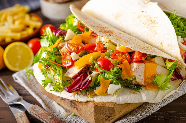 Frango tortilha com batatas fritas — Fotografia de Stock