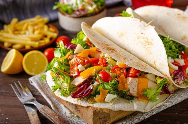 Tortilla de pollo con papas fritas — Foto de Stock