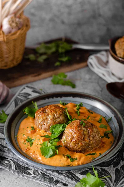 Grilled meatball with curry tomato sauce — Stock Photo, Image
