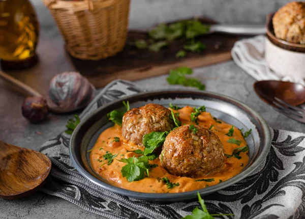 Grilled meatball with curry tomato sauce — Stock Photo, Image