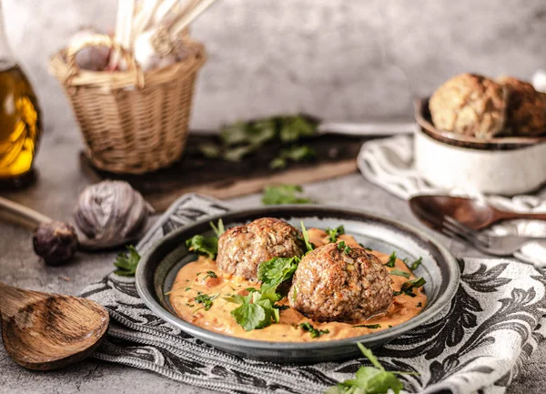 Boulette de viande grillée avec sauce tomate au curry — Photo