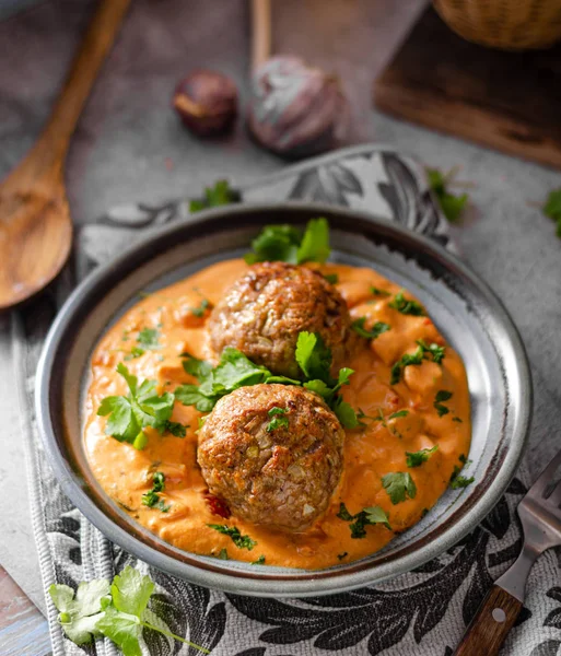 Grilled meatball with curry tomato sauce — Stock Photo, Image