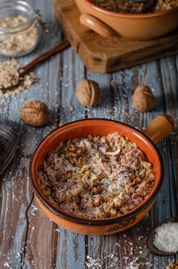 Cevizli ve hindistancevizli granola.