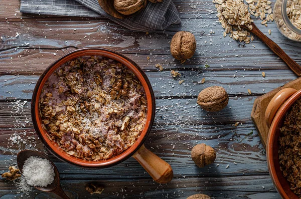 Granola assada com nozes e coco — Fotografia de Stock