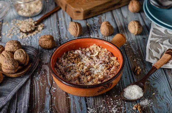 Granola al forno con noci e cocco — Foto Stock