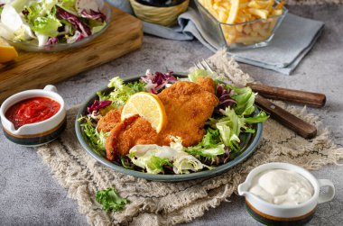 Salata ve mayonez soslu gevrek ve ölü şnitzel.