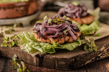 Karamelli kırmızı soğanlı lezzetli biftek ve salatada taze otlar.