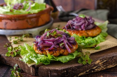 Karamelli kırmızı soğanlı lezzetli biftek ve salatada taze otlar.