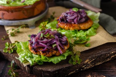 Karamelli kırmızı soğanlı lezzetli biftek ve salatada taze otlar.