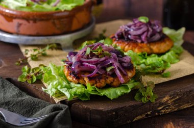Karamelli kırmızı soğanlı lezzetli biftek ve salatada taze otlar.