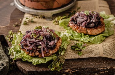 Karamelli kırmızı soğanlı lezzetli biftek ve salatada taze otlar.