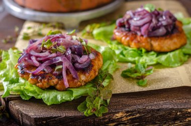 Karamelli kırmızı soğanlı lezzetli biftek ve salatada taze otlar.