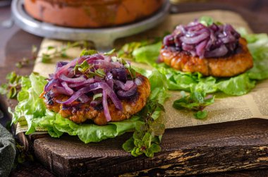 Karamelli kırmızı soğanlı lezzetli biftek ve salatada taze otlar.