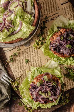 Karamelli kırmızı soğanlı lezzetli biftek ve salatada taze otlar.
