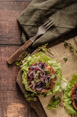 Karamelli kırmızı soğanlı lezzetli biftek ve salatada taze otlar.