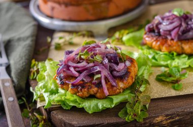 Karamelli kırmızı soğanlı lezzetli biftek ve salatada taze otlar.