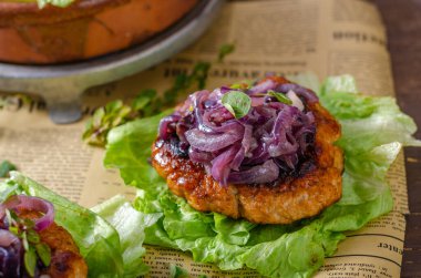 Karamelli kırmızı soğanlı lezzetli biftek ve salatada taze otlar.