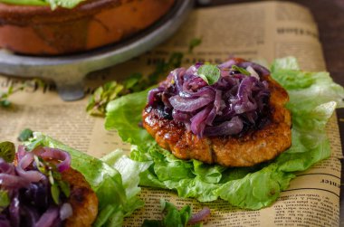 Karamelli kırmızı soğanlı lezzetli biftek ve salatada taze otlar.