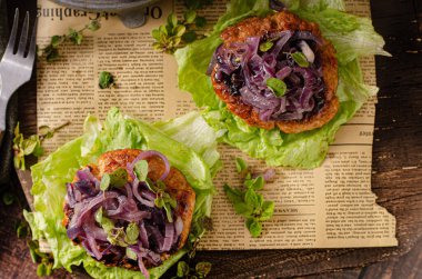 Karamelli kırmızı soğanlı lezzetli biftek ve salatada taze otlar.