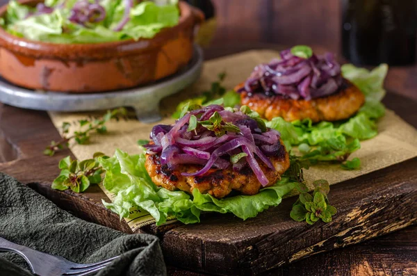 Delicioso Bistec Con Cebolla Roja Caramelizada Hierbas Frescas Ensalada —  Fotos de Stock