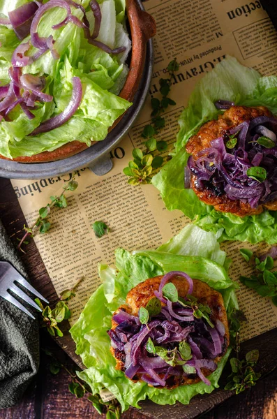 Delicioso Bistec Con Cebolla Roja Caramelizada Hierbas Frescas Ensalada —  Fotos de Stock