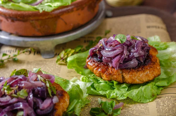 Karamelli kırmızı soğanlı lezzetli biftek ve salatada taze otlar.