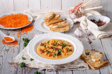 Biyolojik organik çorba, kızarmış domuz pastırması ve tost.