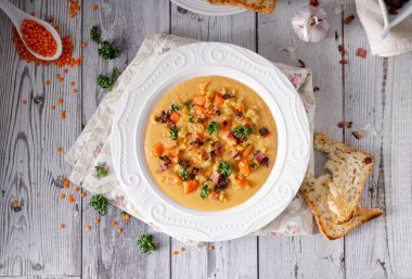 Biyolojik organik çorba, kızarmış domuz pastırması ve tost.